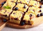 Hrníčkový recept na rychlý borůvkový moučník. Nadýchaný koláč s drobenkou zvládnete za pár minut