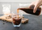 Zapomeňte na ledovou kávu. Hitem léta je cold brew, které si snadno připravíte doma