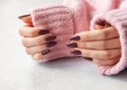 Hit podzimní manikúry: Švestkové jelly nails, které sluší krátkým i dlouhým nehtům