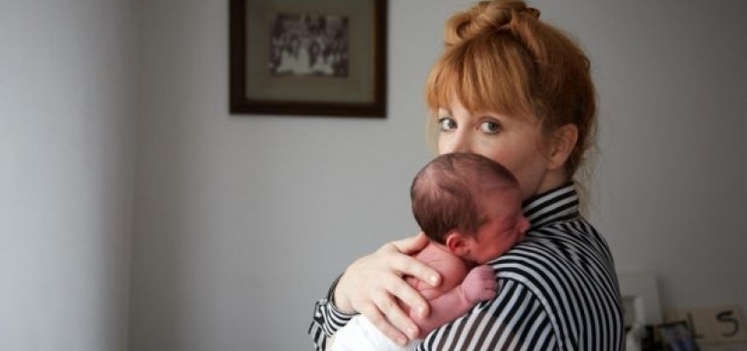 Dojemné fotografie jednodenních miminek a jejich maminek