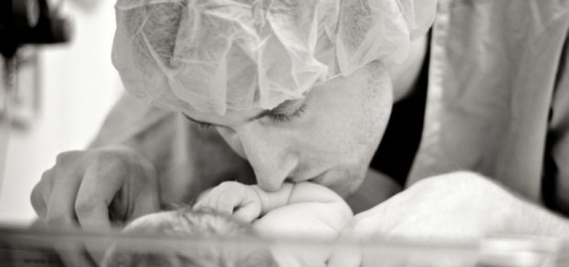 Dojemné fotografie tatínků, kteří poprvé spatří své čerstvě narozené dítě