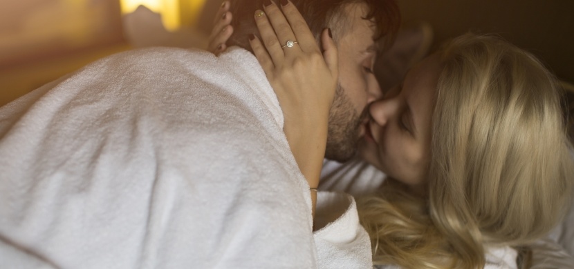 Tyto hlavní signály vám spolehlivě prozradí, že se mu sex s vámi neskutečně moc líbí!