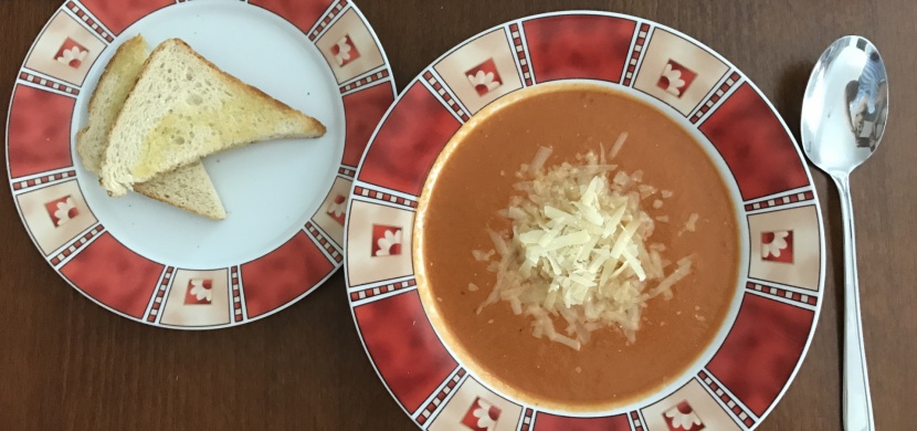 Recepty od maminky: tomatová polévka s parmazánem