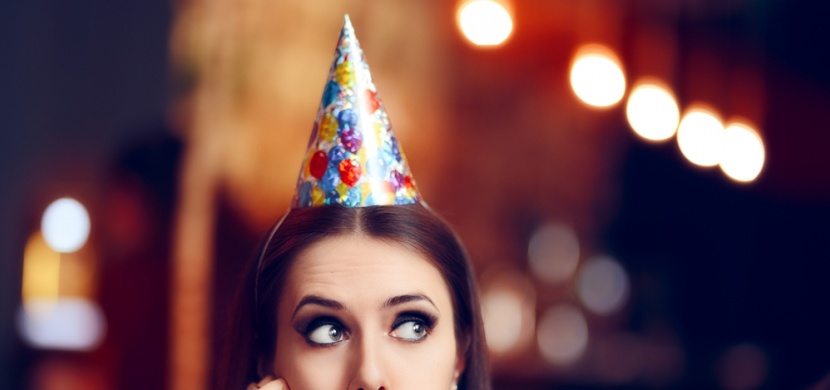 Stydíte se mezi lidmi, přesto však chcete zaujmout? Poradíme vám!