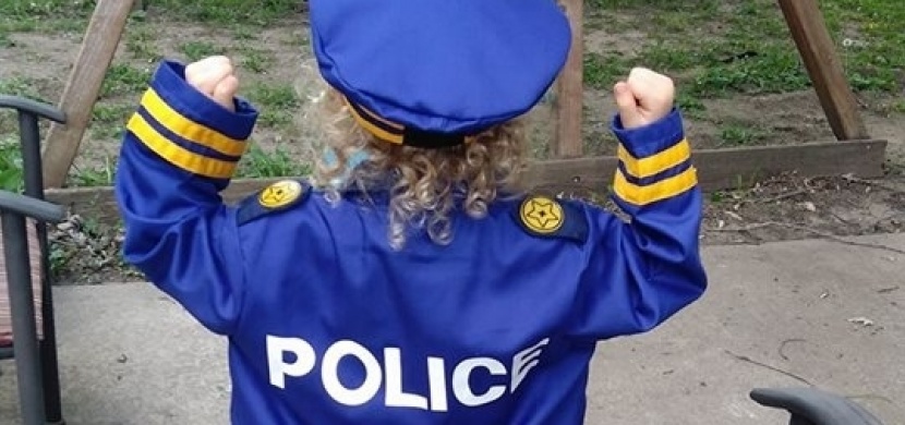 Dala na Facebook fotografii 3leté holčičky. Za malou chvíli před jejich dům dojelo 50 policistů!