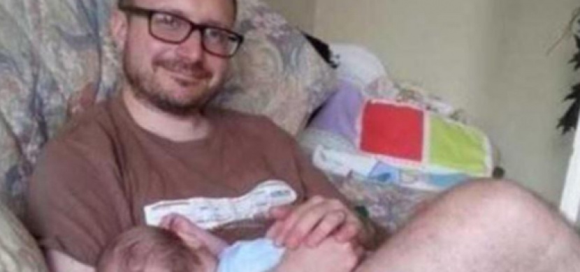 Fotku se svým synkem poslal matce. Kvůli jednomu malému detailu ale obletěla internet