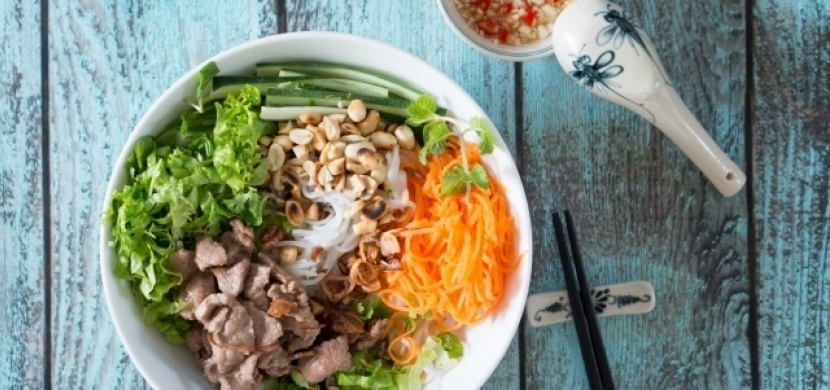 Tradiční vietnamský pokrm Bún bò Nam Bộ. Připravte si jej z pohodlí domova