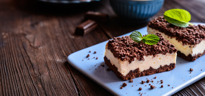 Kakaový dort s delikátním vanilkovým krémem, kterému neodoláte