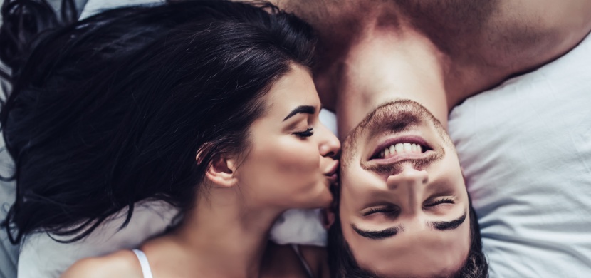 Proč je lepší milovat se ráno a ne večer? Díky těmto 5 důvodům si rádi přivstanete