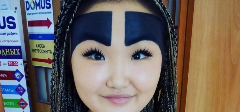 Dívka s nejhorším obočím na světě. Inspiraci našla v Angry Birds