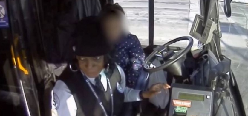 Řidička autobusu se stala hrdinkou. Pomohla dívence, když její matka omdlela na ulici