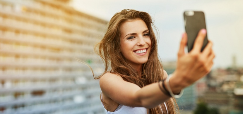Ženy si nepořizují selfie fotografie kvůli mužům. Podle vědců je jejich smysl úplně jiný