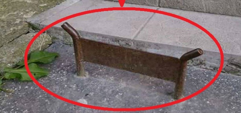 Pamatujete si na tuto kovovou věcičku? Ještě dnes ji můžeme vidět u panelových domů
