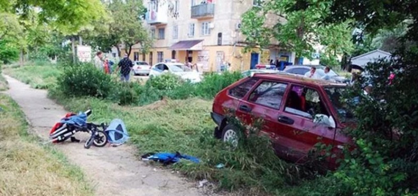 Opilý řidič srazil kočárek s dvojčátky. Nehoda má však šťastný konec...