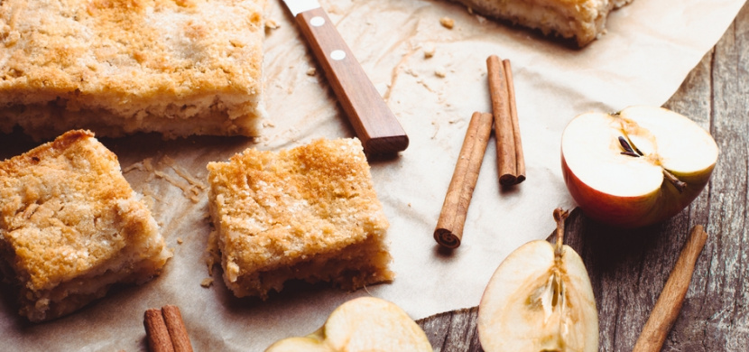 Dokonalý podzimní dezert: Strouhaný jablkový koláč se skořicí a ořechy