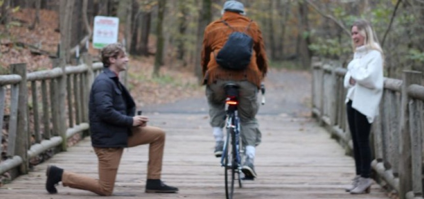 Plánovat se nevyplácí: Romantickou žádost o ruku během mžiku zkazil neznámý cyklista