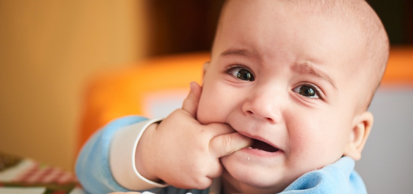 Růst prvních zoubků u dětí: Jak miminku ulevit od bolesti a zároveň se trochu vyspat?