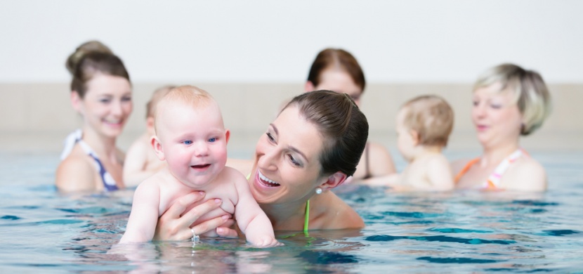 Instruktorka plavání vyzvala ženu, ať s dítětem opustí bazén: Za vše mohlo kojení