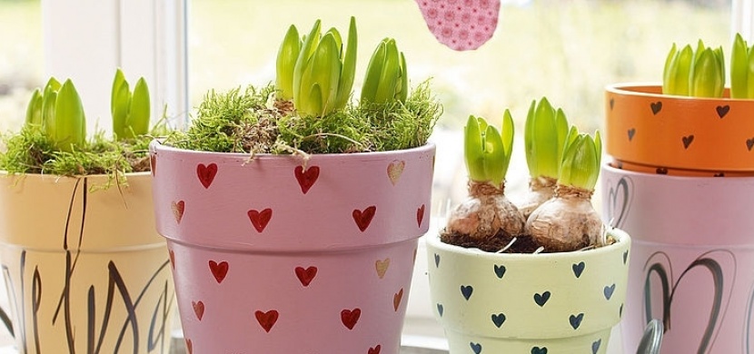 Pozvěte si domů jaro: Tento nápad na jarní dekoraci z živých květin si zamilujete