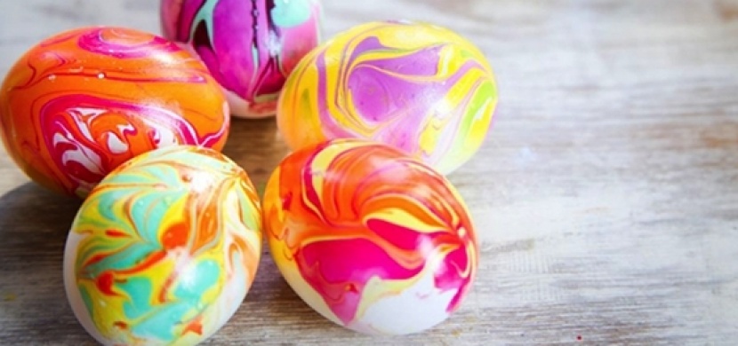 Tip na originální velikonoční dekoraci: Ozdobte vajíčka lakem na nehty