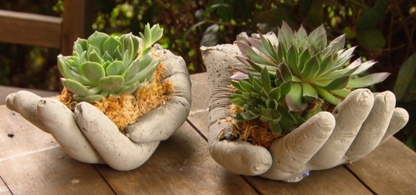 Květináč ve tvaru lidských rukou: Originální zahradní dekorace vyrobená s pomocí starých rukavic