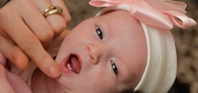 Holčička se narodila se dvěma zoubky: Její máma přiznává, že má strach z kojení
