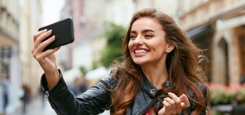 Sdílíte na Facebooku či Instagramu víc selfíček, než je zdrávo? Podle psychologů trpíte selfitidou