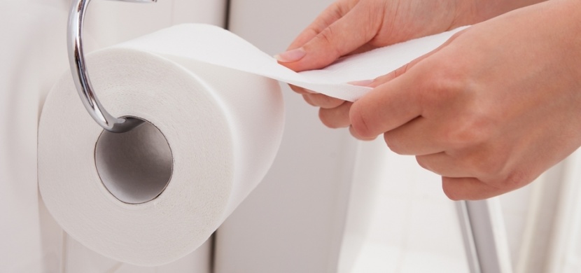 Dáváte si při návštěvě veřejných toalet WC papír na záchodové prkénko? Před bakteriemi vás to rozhodně neochrání