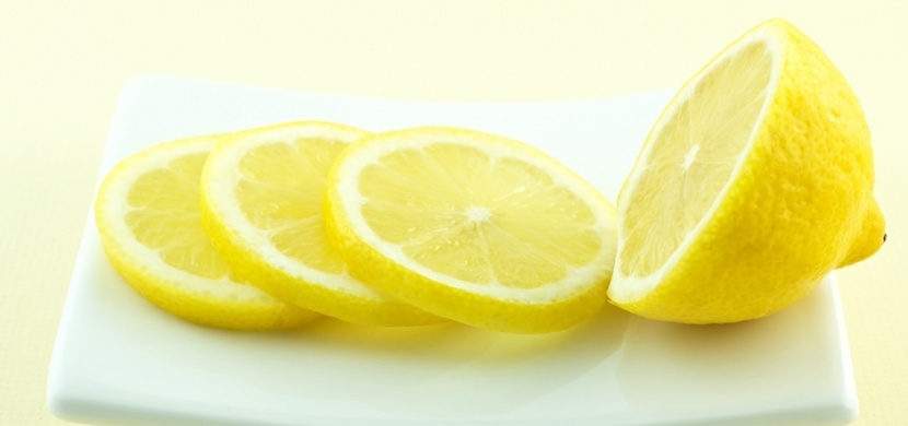Plátek citronu vedle postele dokáže zázraky: Jaký dopad má na vaše zdraví, zatímco spíte?