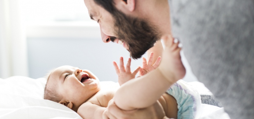 Tatínek přišel na jednoduchý trik, jak utišit uplakané miminko: Pomocí posvátné mantry óm