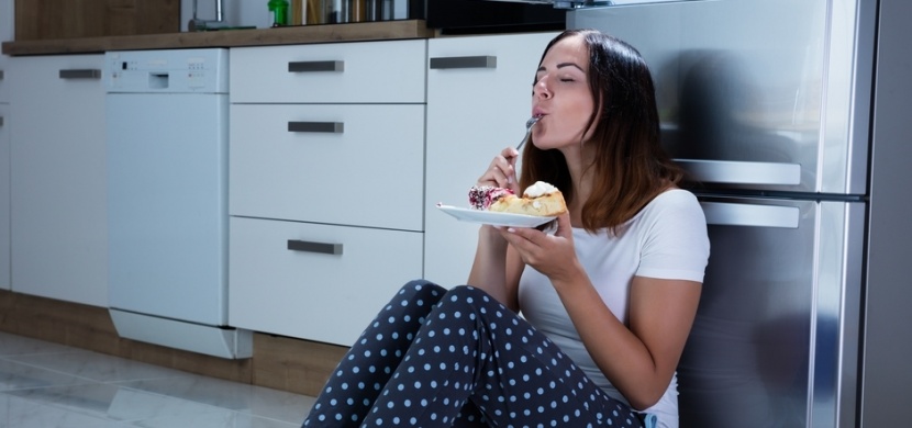 Jak přestat jíst v noci, abyste zbytečně nepřibírali: Usínejte ve stejný čas a vyřaďte z domu všechny nezdravé potraviny
