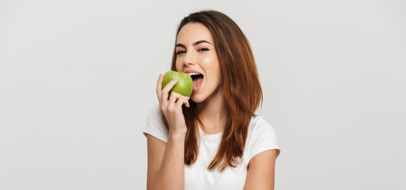 Potraviny pro zdravé dásně: Jezte jablka, pijte zelený čaj a dejte si i čerstvou cibuli