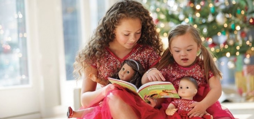 Čtyřletá holčička s Downovým syndromem bourá stereotypy: Stala se hvězdou katalogu s hračkami American Girl