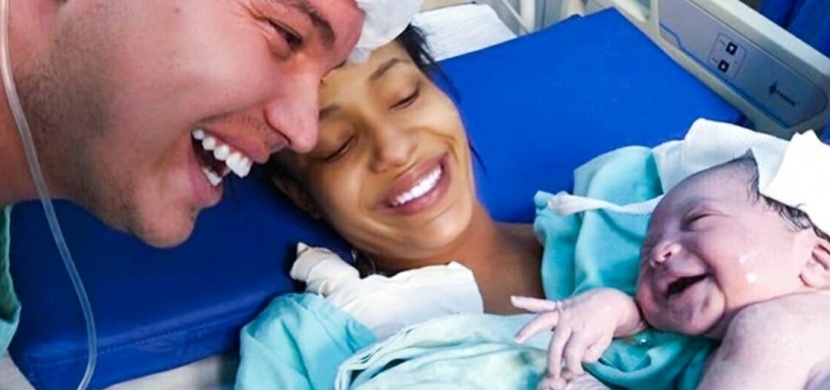 Nastávající tatínek Flávio Dantas mluvil k těhotenskému bříšku: Novorozená dcerka ihned po porodu poznala jeho hlas