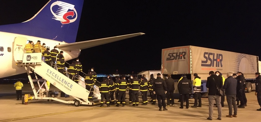 Druhé letadlo Smartwings přivezlo z Číny do Česka 700 tisíc roušek a 100 tisíc respirátorů: Další ochranné pomůcky jsou na cestě