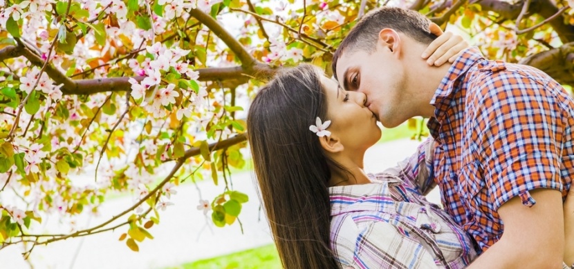První máj aneb lásky čas: Proč se 1. května líbáme pod rozkvetlou třešní