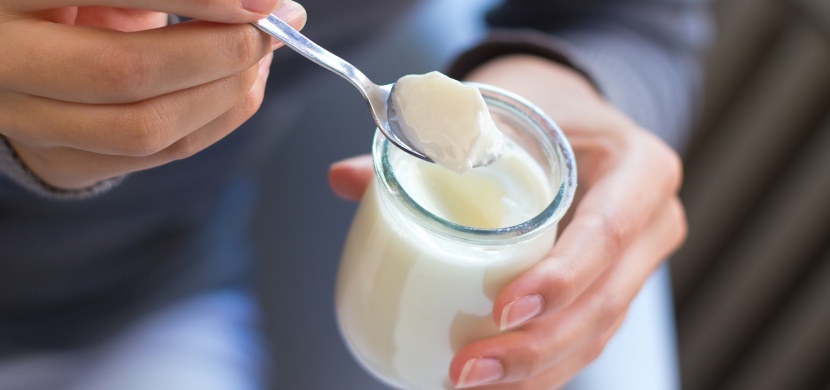 Bílý jogurt je dávným tajemstvím krásy. Prospívá pleti i vlasům