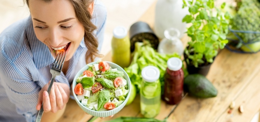 Léto je čas zeleninových salátů. Přinášíme tipy na zdravé recepty, které si můžete dopřát i k obědu