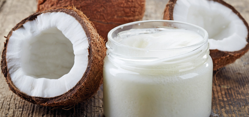 Kokosový olej směle nahradí kupovanou kosmetiku. Použijte jej jako deodorant, krém na holení nebo pastu na zuby