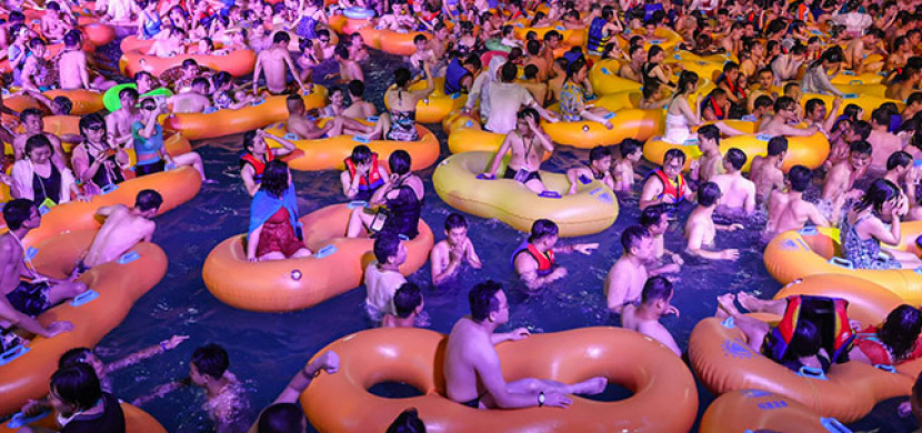Aquapark v čínském Wu-chanu zaplavily o víkendu tisícovky lidí. Žádné roušky ani rozestupy, Západ nevěřícně kroutí hlavou