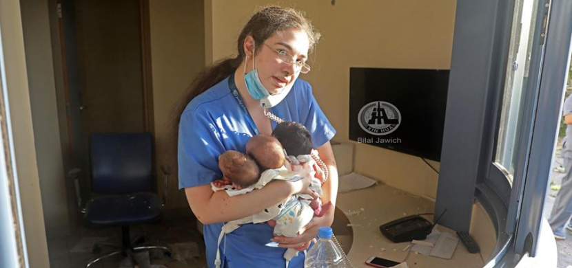 Zdravotní sestřička zachránila v bejrútské nemocnici tři novorozená miminka. Fotka vznikla několik minut po výbuchu dusičnanu amonného
