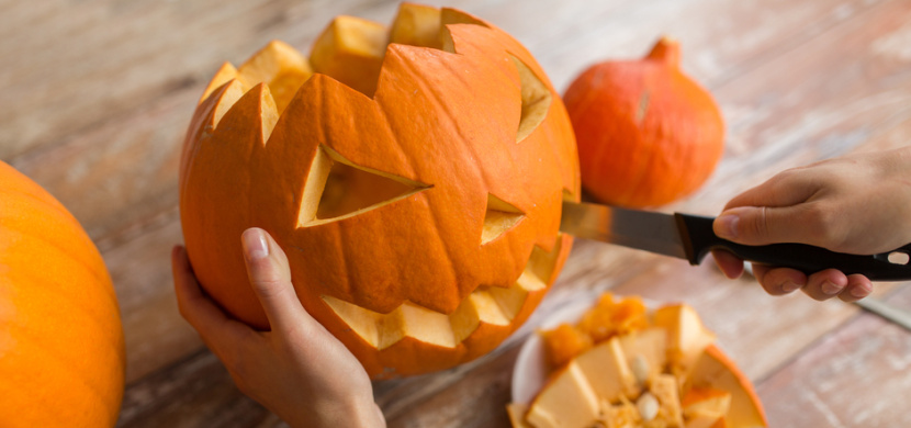 Jak vydlabat a vyřezat halloweenskou dýni, aby nezplesnivěla: Při výrobě této dekorace na Halloween dodržujte několik zásad