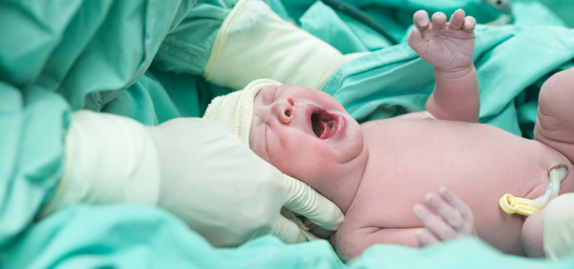 Těhotná žena nakažená koronavirem porodila v umělém spánku chlapce. A to v brněnské Nemocnici Milosrdných bratří
