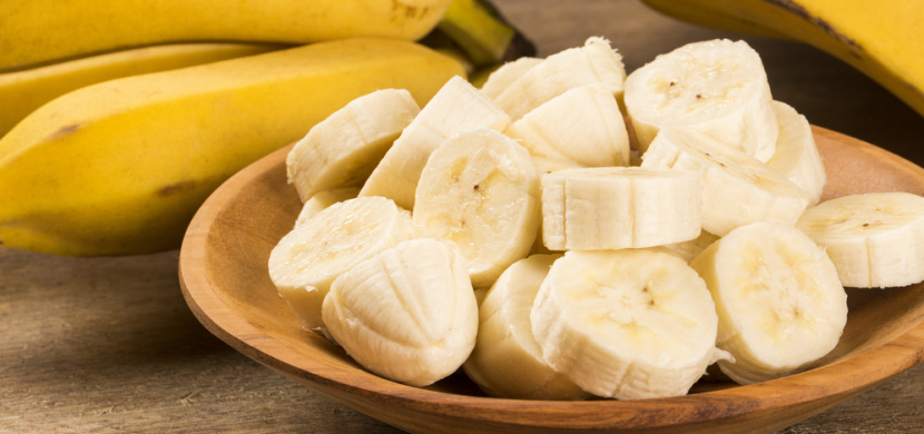 Jak zpomalit zrání banánů a jejich rychlému hnědnutí: Banány skladujte mimo další ovoce a jejich horní část zabalte do fólie