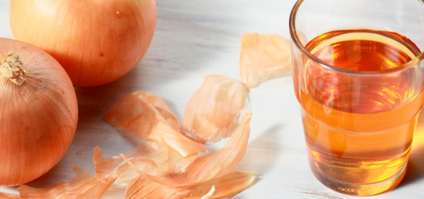 Cibulové slupky nepatří do koše. Pomohou vám nejenom při rýmě a kašli
