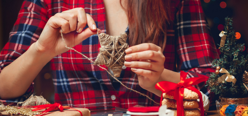 7 nápadů na vánoční dekorace, které zvládnete vyrobit doma. Z papíru, dřeva, sklenice nebo třpytek