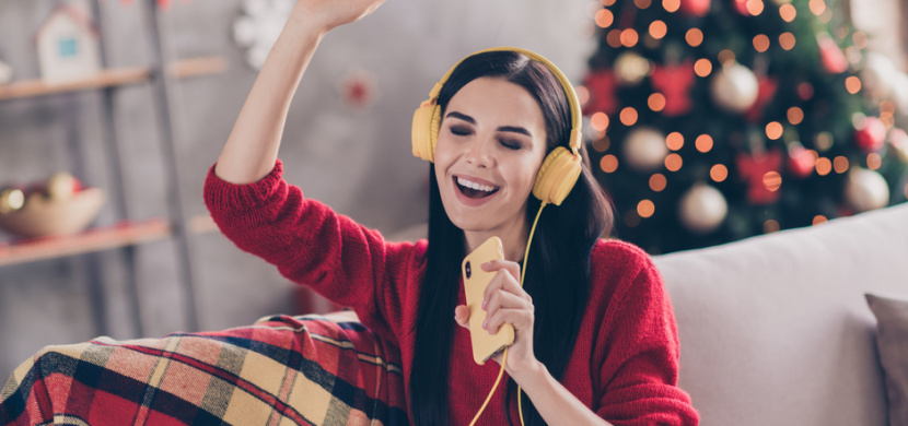 Poslouchání vánoční hudby zlepšuje náladu. Odbourává také stres a napětí, potvrzují psychologové