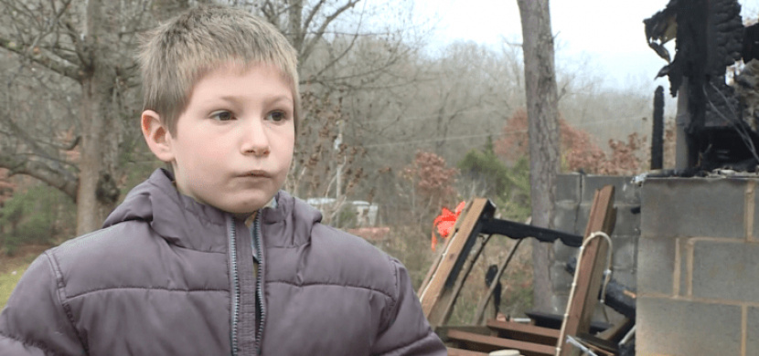 Sedmiletý chlapec Eli Davidson je malý velký hrdina. Z hořícího domu zachránil svou 22měsíční sestřičku