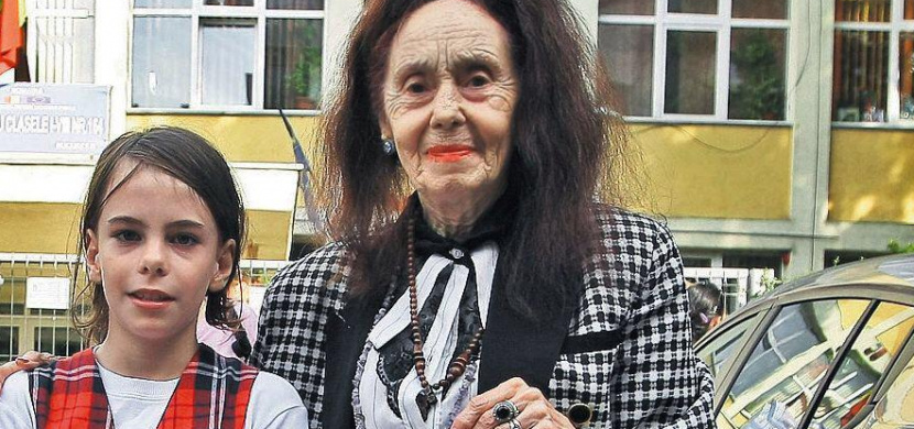 Vzpomínáte na ženu, která porodila v 66 letech? Rumunka Adriana Iliescu má nyní 82 let a je skvělou matkou