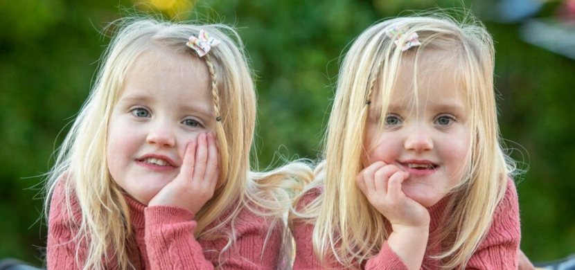 Jednovaječné britské holčičky Leah a Erin jsou zrcadlová dvojčata. V čem jsou výjimečné?